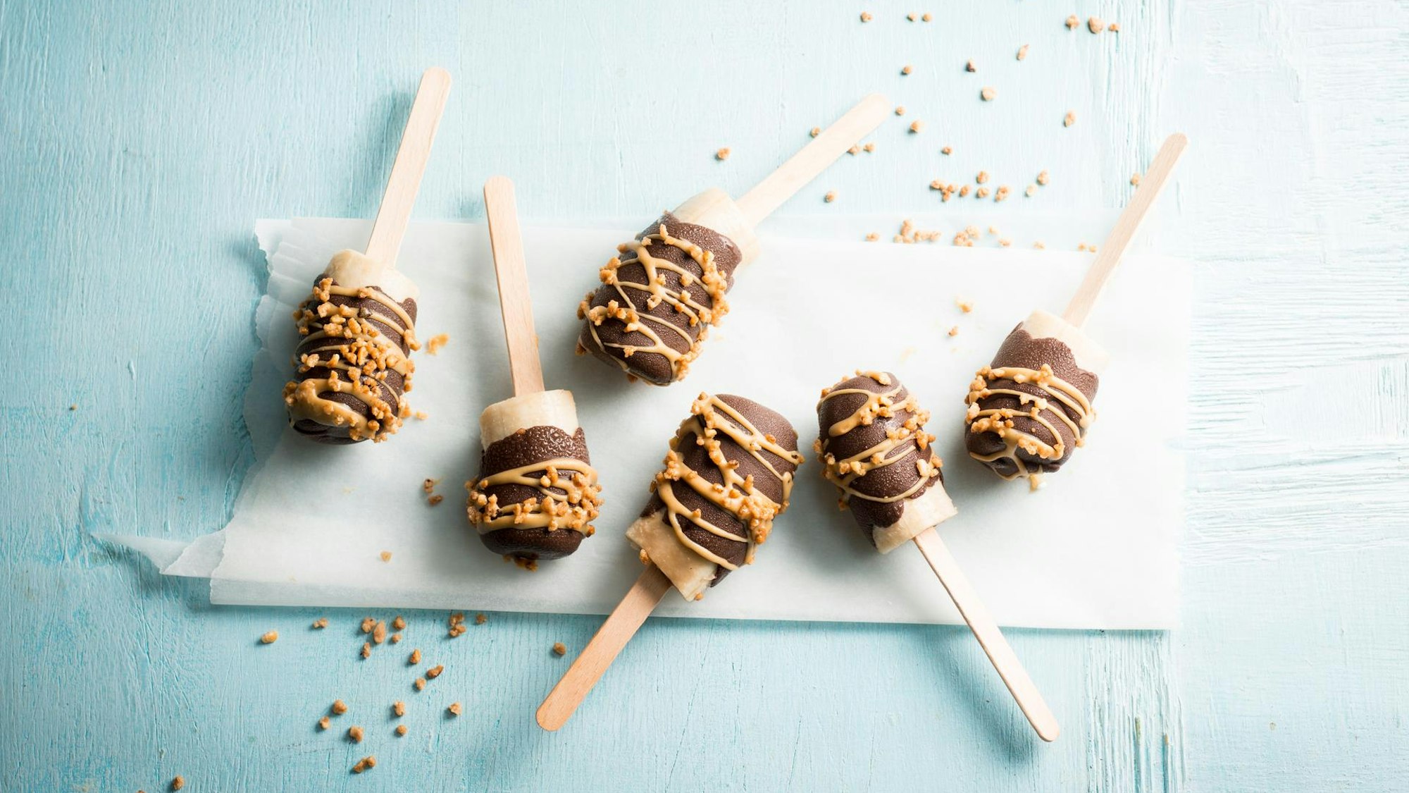 Frozen Banana mit Schokolade und Erdnussbutter als Eis am Stil