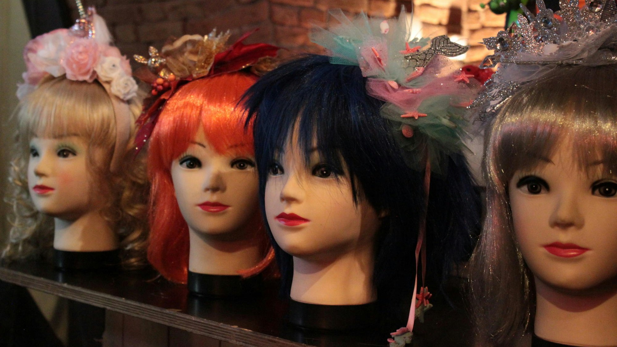 Perücken und Hütchen beim Karnevalsflohmarkt in der Lutherkirche. (Archivbild)