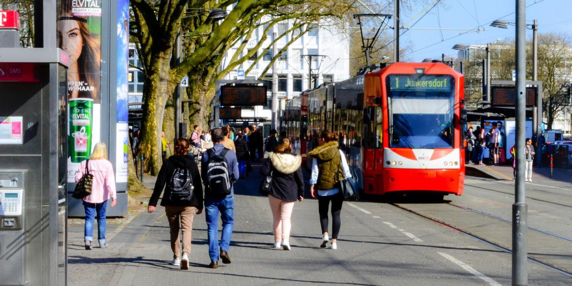 KVB 1 Richtung Junkersdorf am Kölner Neumarkt