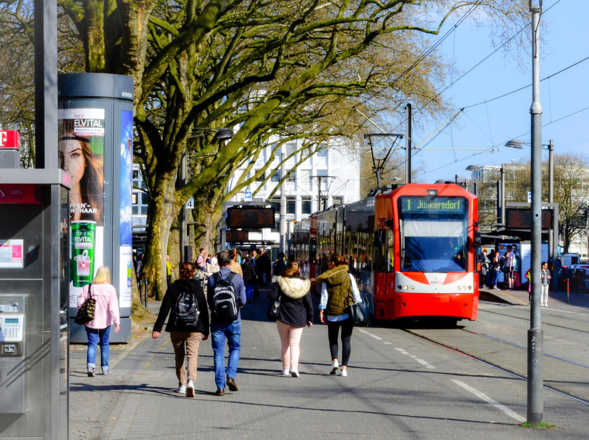 KVB 1 Richtung Junkersdorf am Kölner Neumarkt