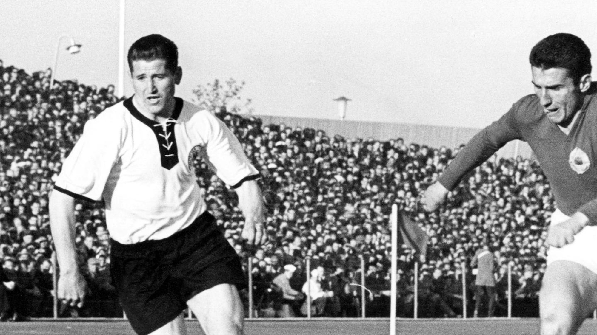 Der deutsche Torjäger Helmut Rahn (l) stürmt auf das jugoslawische Tor zu.