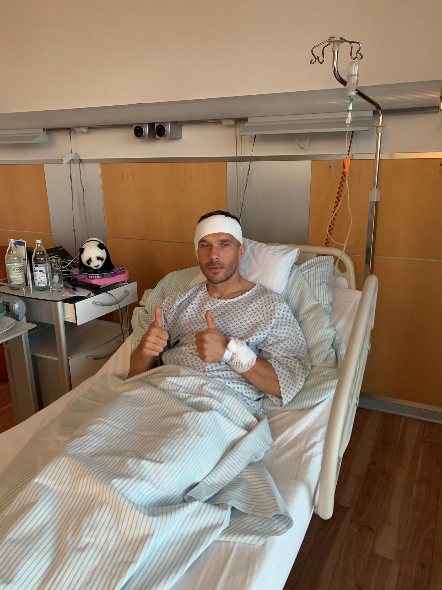 Poldi_im_Krankenhaus