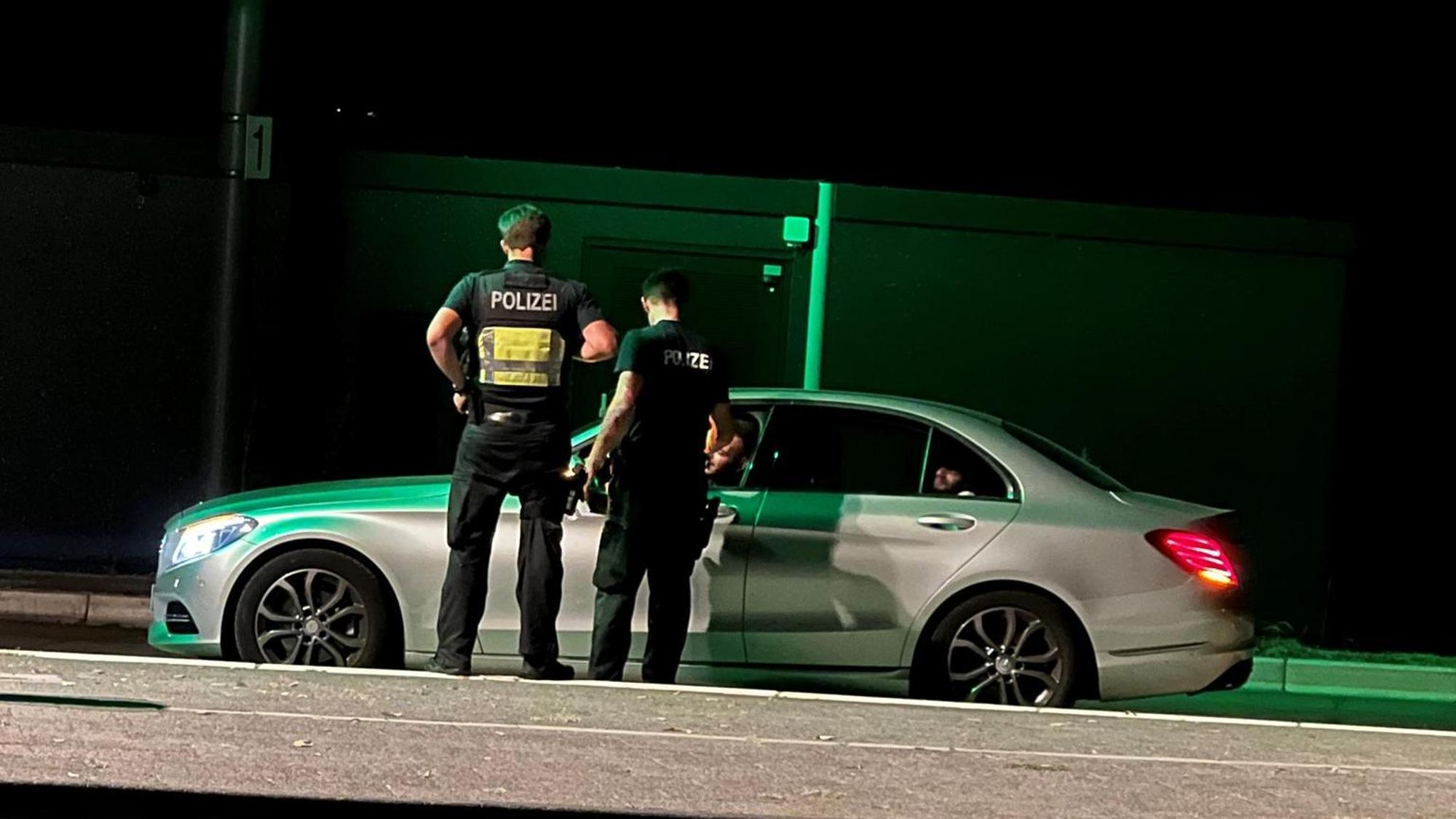 Polizisten kontrollieren einen Autofahrer auf der Alfred-Schütte-Allee in Poll.