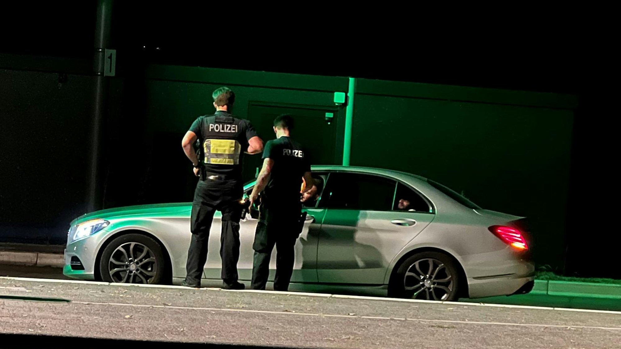 Polizisten kontrollieren einen Autofahrer auf der Alfred-Schütte-Allee in Poll.