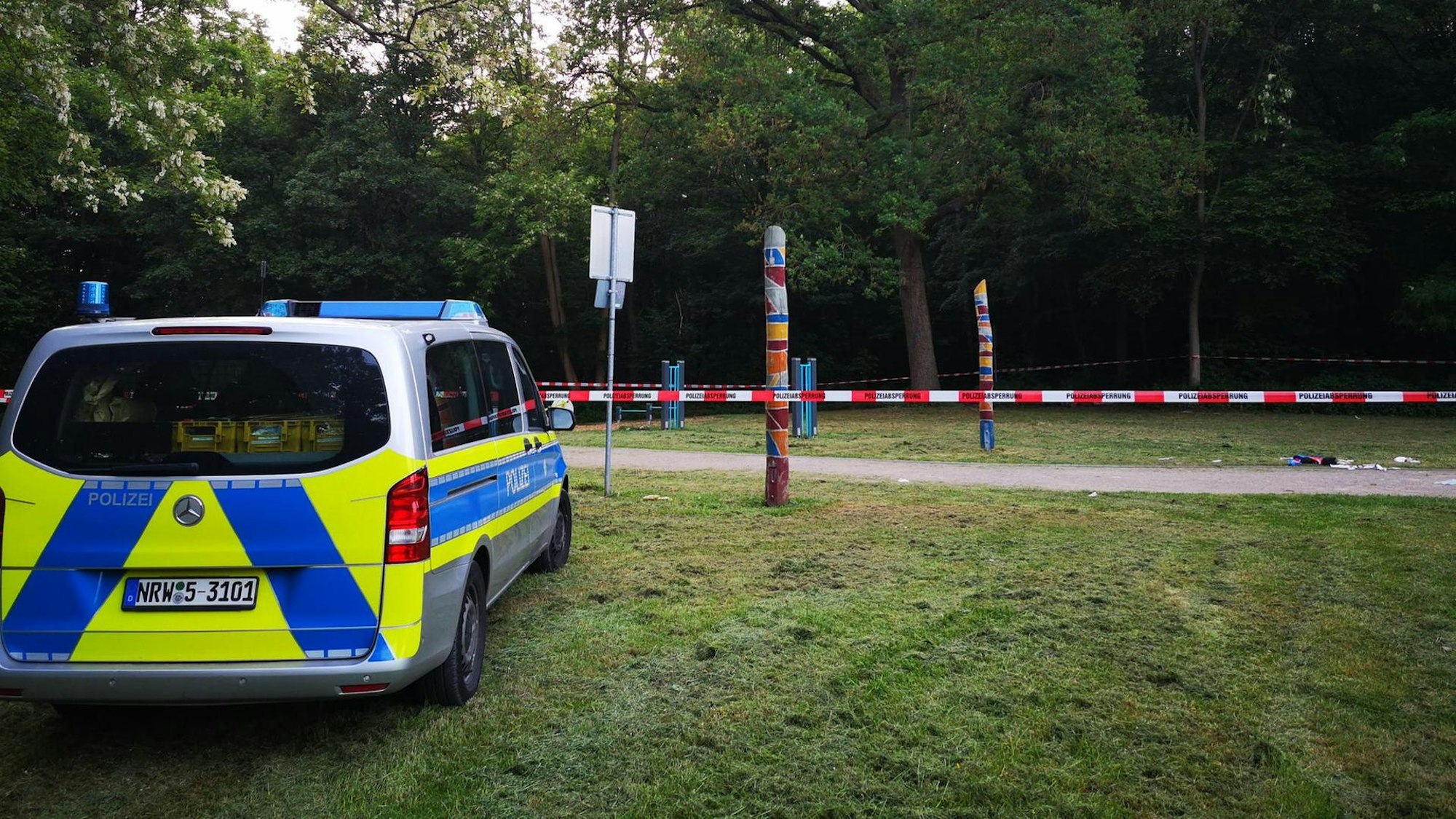 Das Opfer (23) wurde blutend an einem Spielplatz einer Siedlung in Köln-Ostheim gefunden.