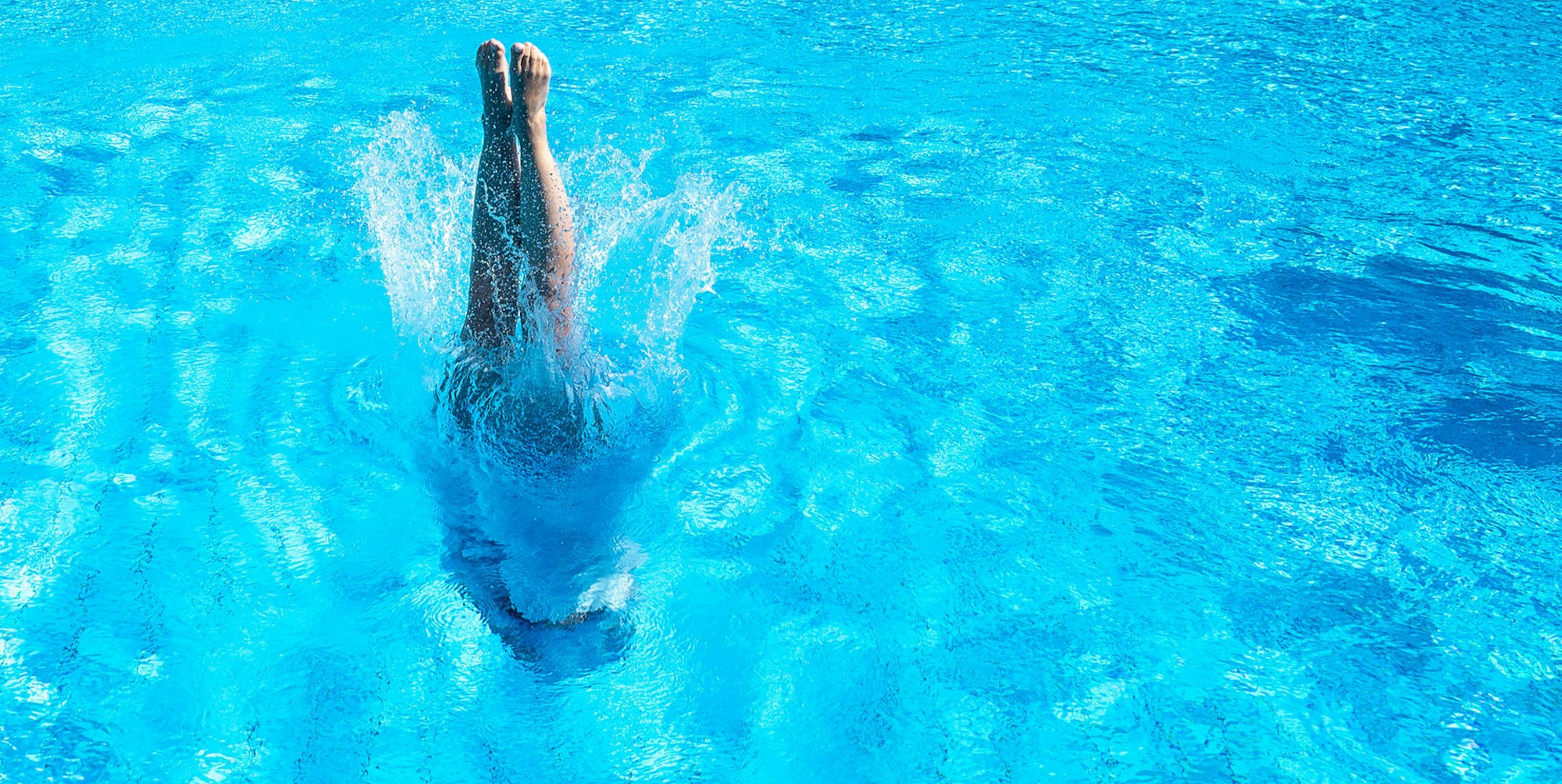 Schwimmen Frau dpa symbol