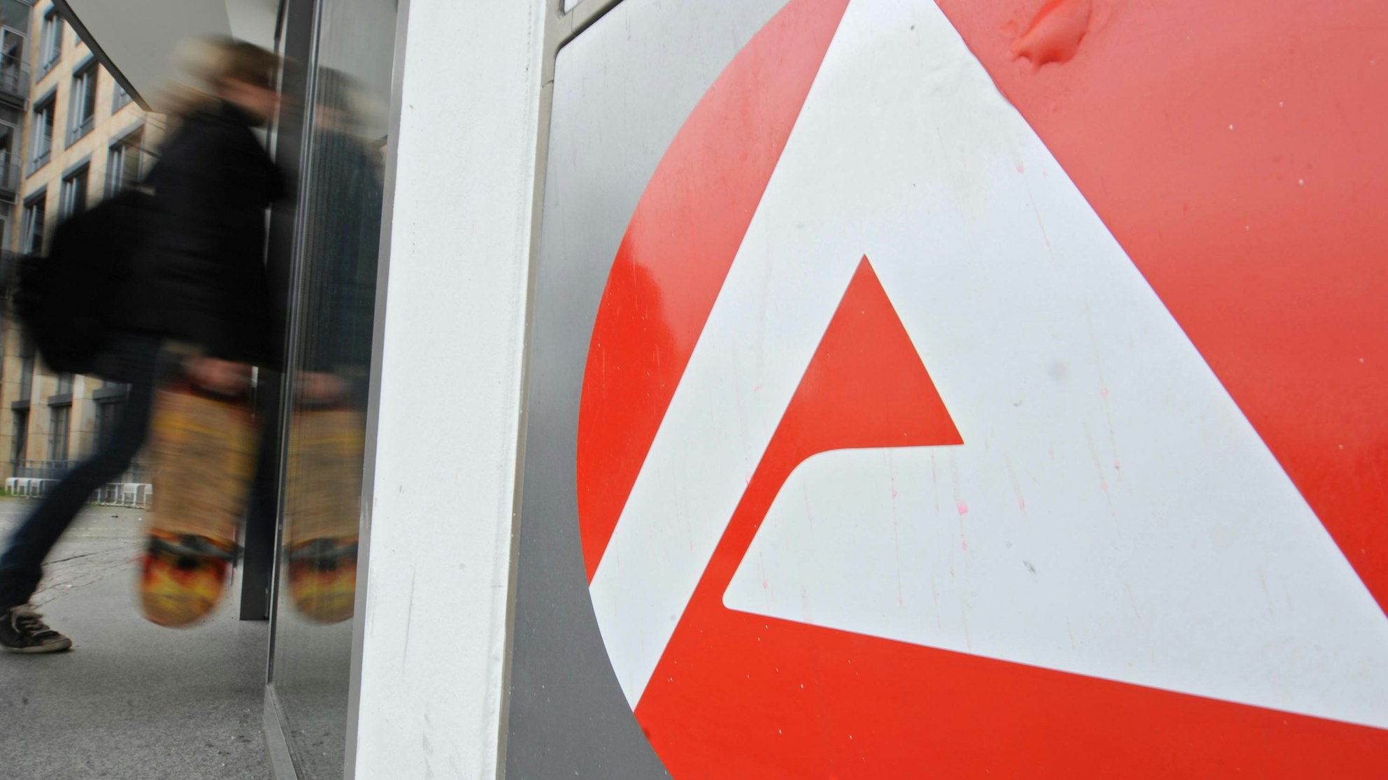 Das Symbol der Agentur für Arbeit an einem Gebäude.