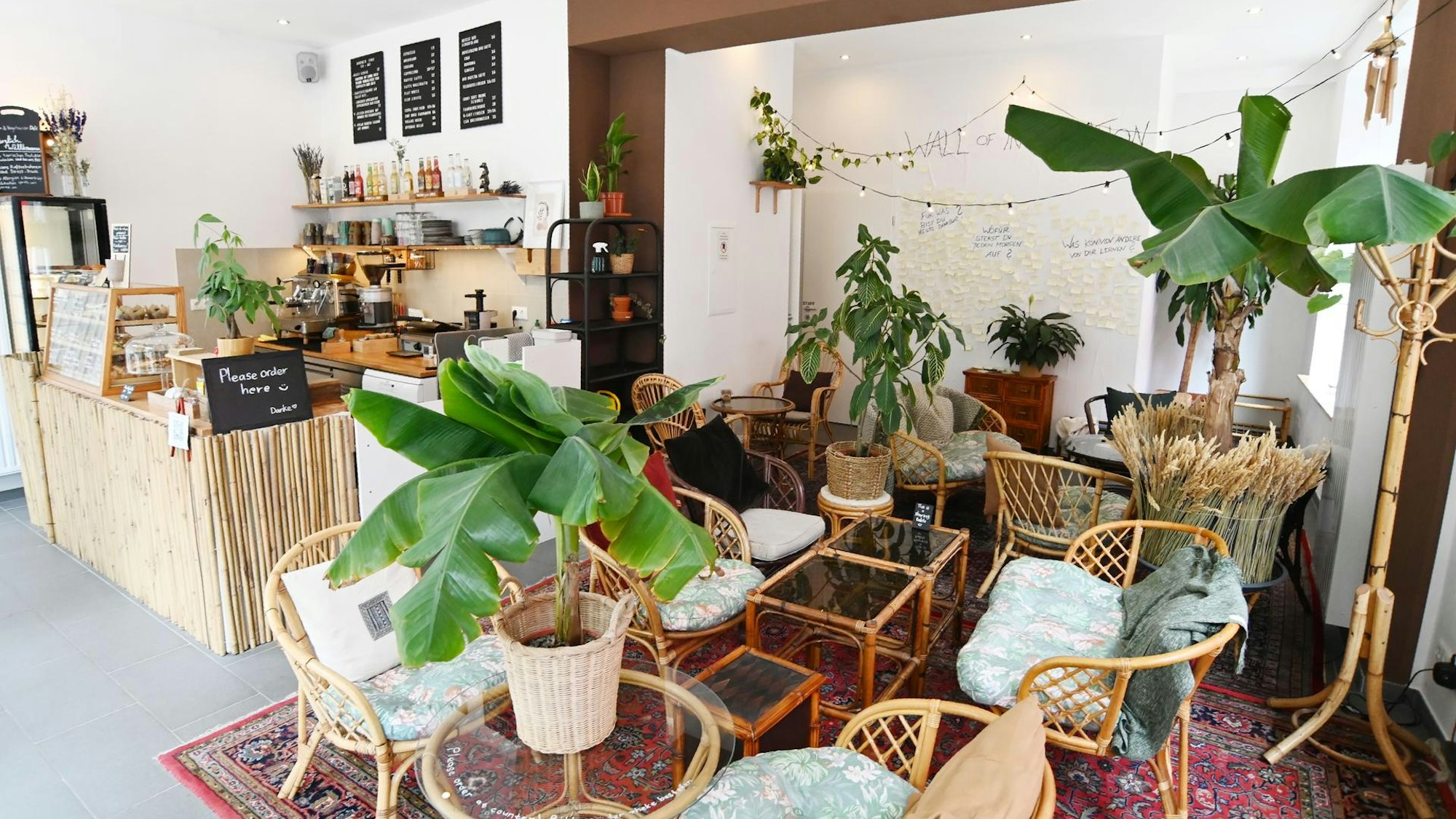 Klein, grün, gemütlich: Der Innenbereich im Ain-Café. (Archivbild)