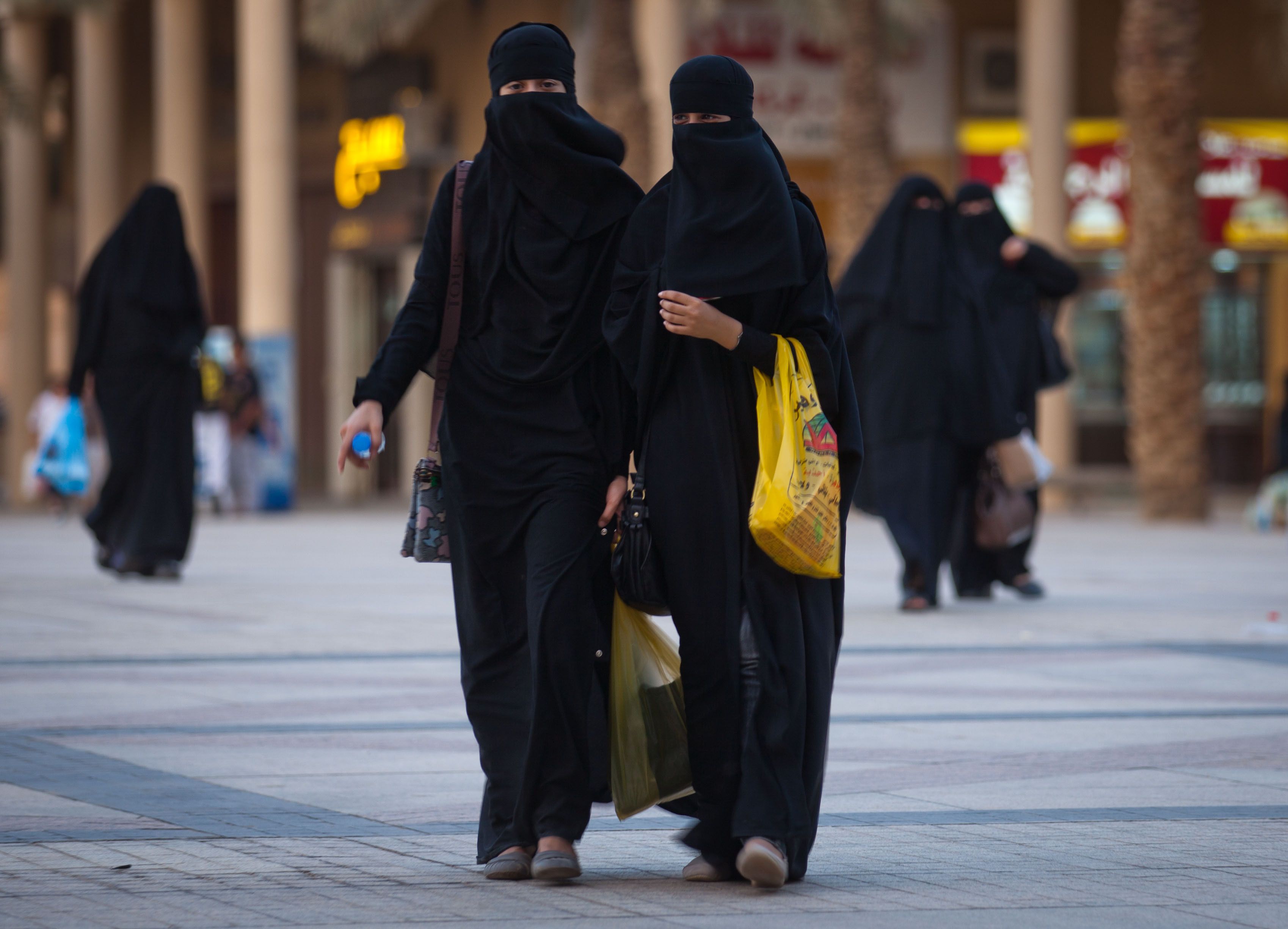 Zwei muslimische Frauen laufen verschleiert durch die Straßen.