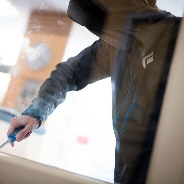 Einbrecher sucht Einstieg über Fenster