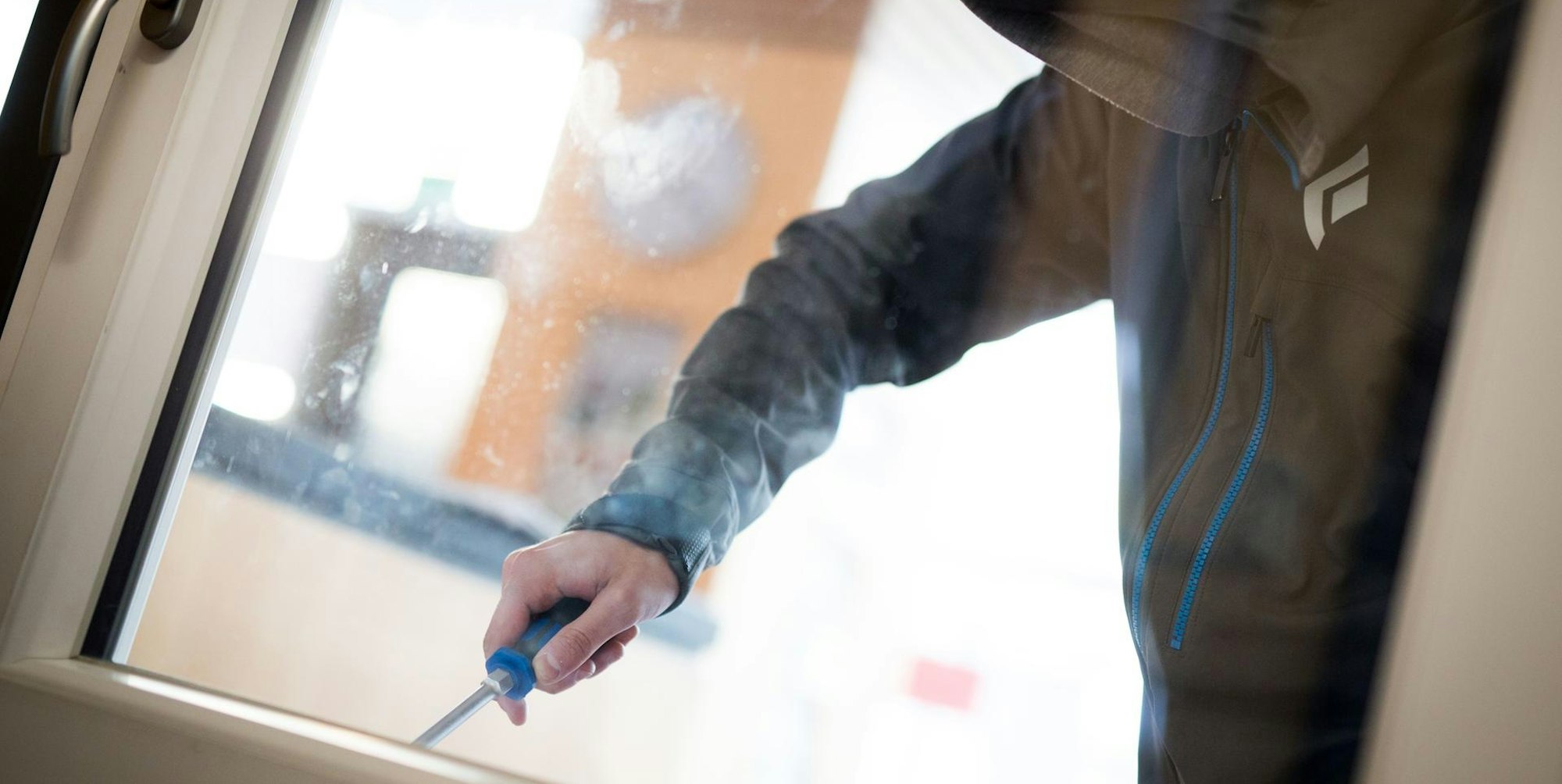 Einbrecher sucht Einstieg über Fenster