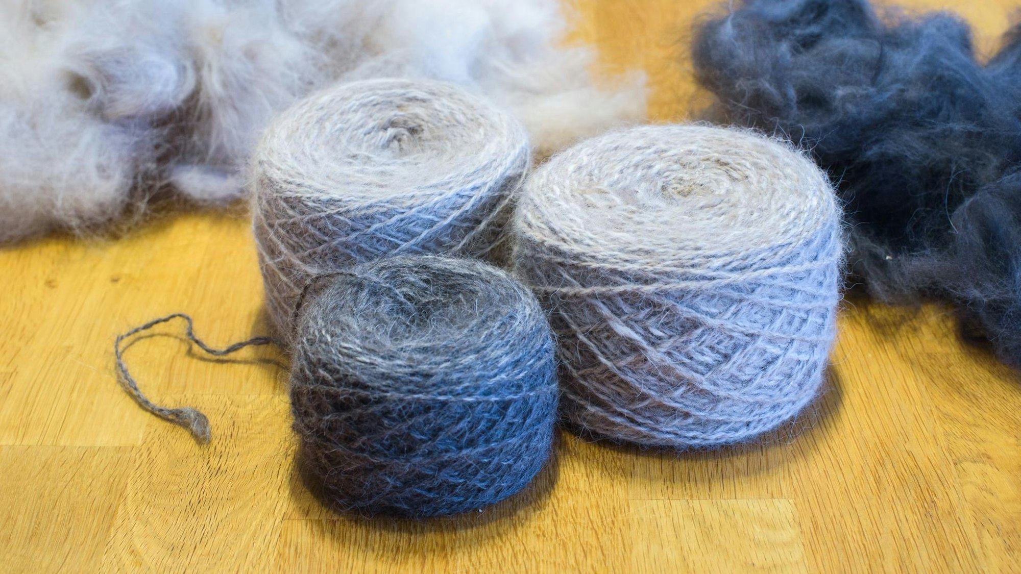 drei Wollknäuel liegen nebeneinander