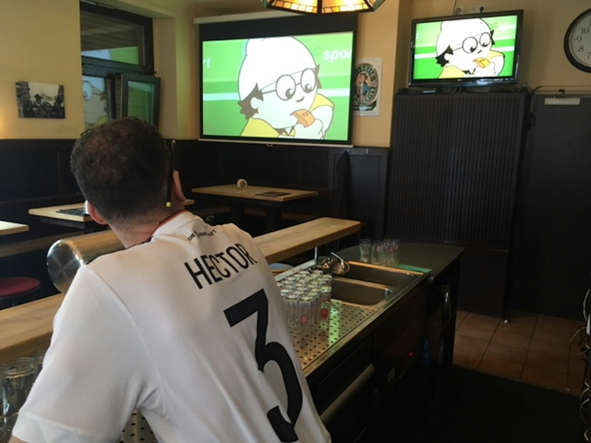 demmer mit fussball auf fernseher