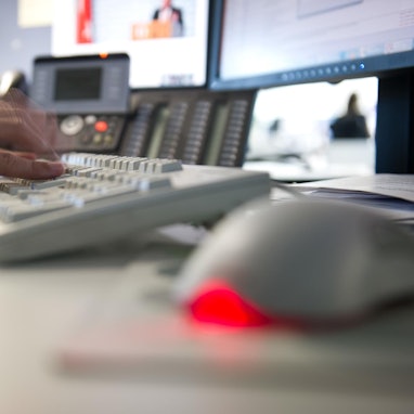 Hände auf einer Camputertastatur