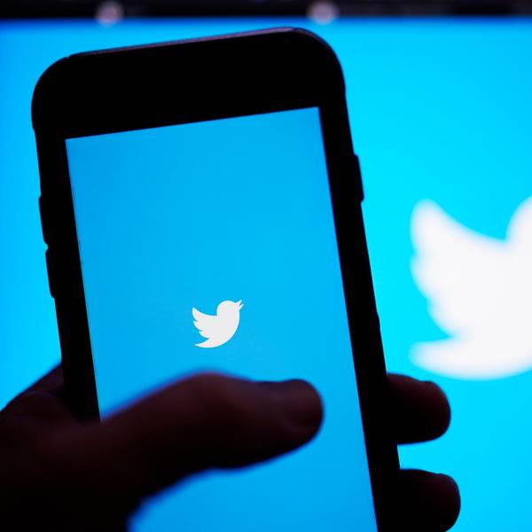 Twitter Logo mit Daumen