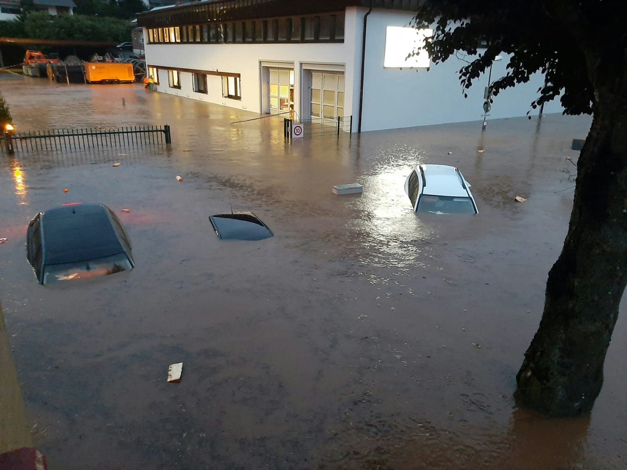 Kall_Zuell_Autos_unter_wasser