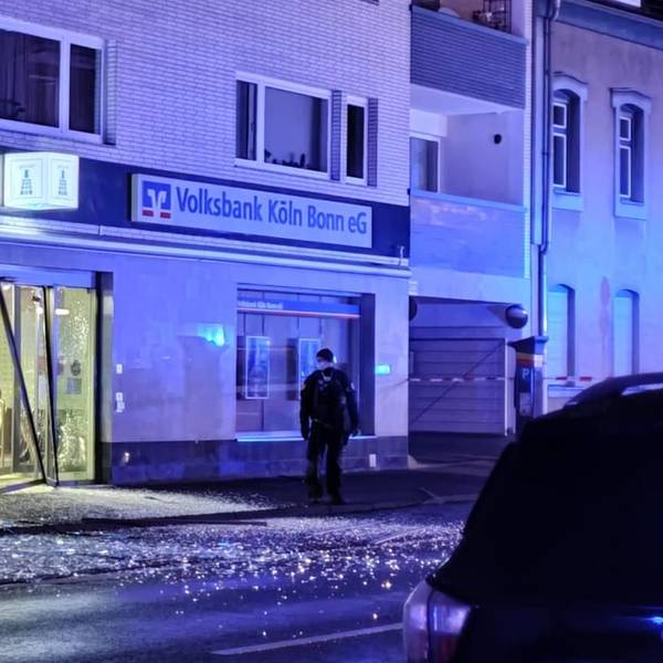 Zerplatzte Scheiben einer Volksbankfiliale in Köln-Brück nach einer Geldautomaten-Sprengung im Dezember 2021.
