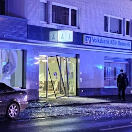 Zerplatzte Scheiben einer Volksbankfiliale in Köln-Brück nach einer Geldautomaten-Sprengung im Dezember 2021.