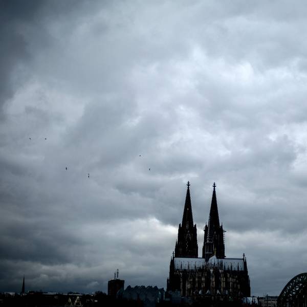 Dunkle Wolken überm Dom Archiv