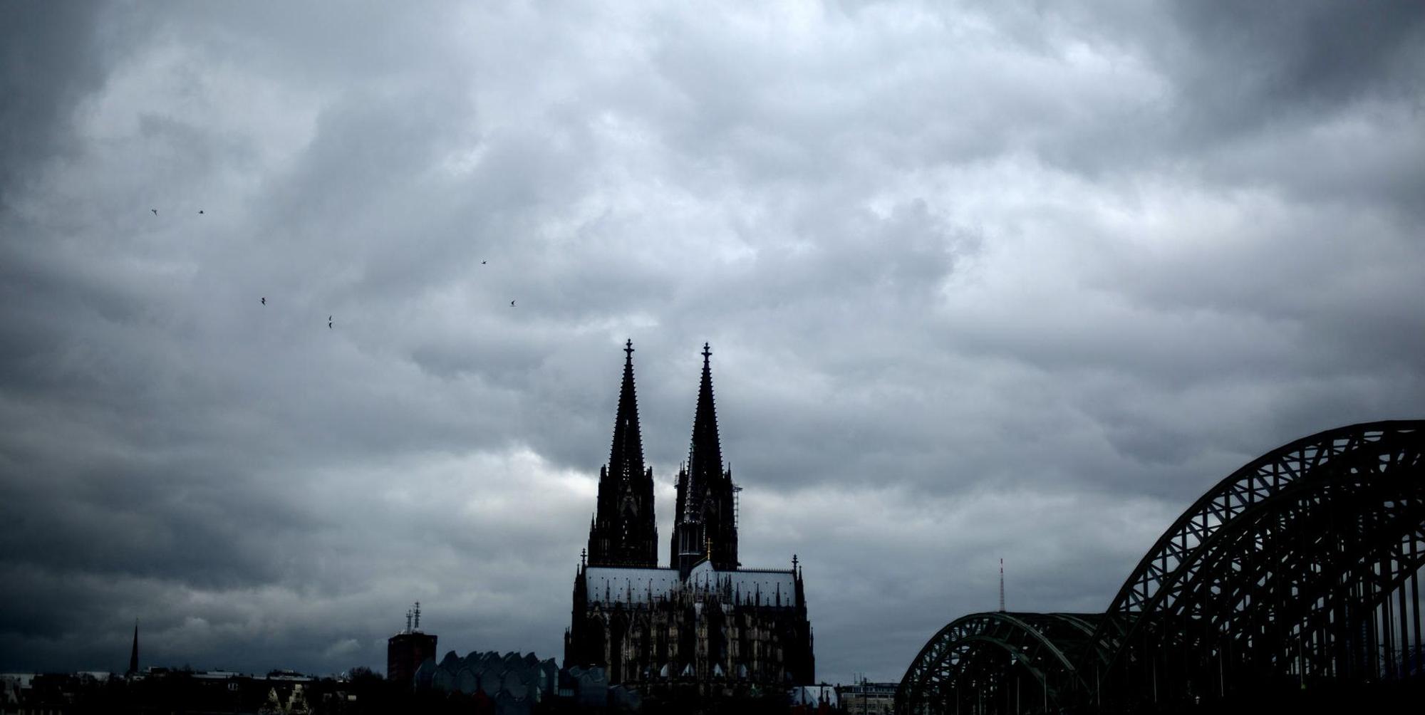 Dunkle Wolken überm Dom Archiv