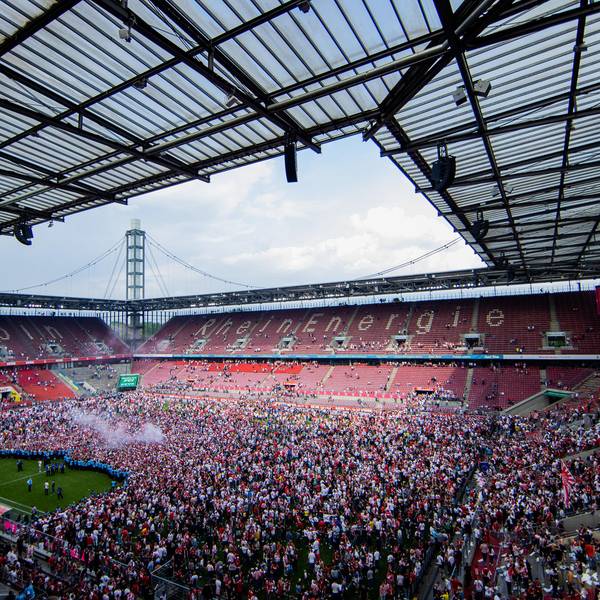 Köln Wolfsburg Platzsturm 4722