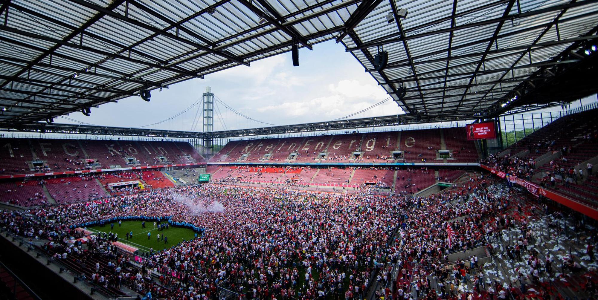 Köln Wolfsburg Platzsturm 4722