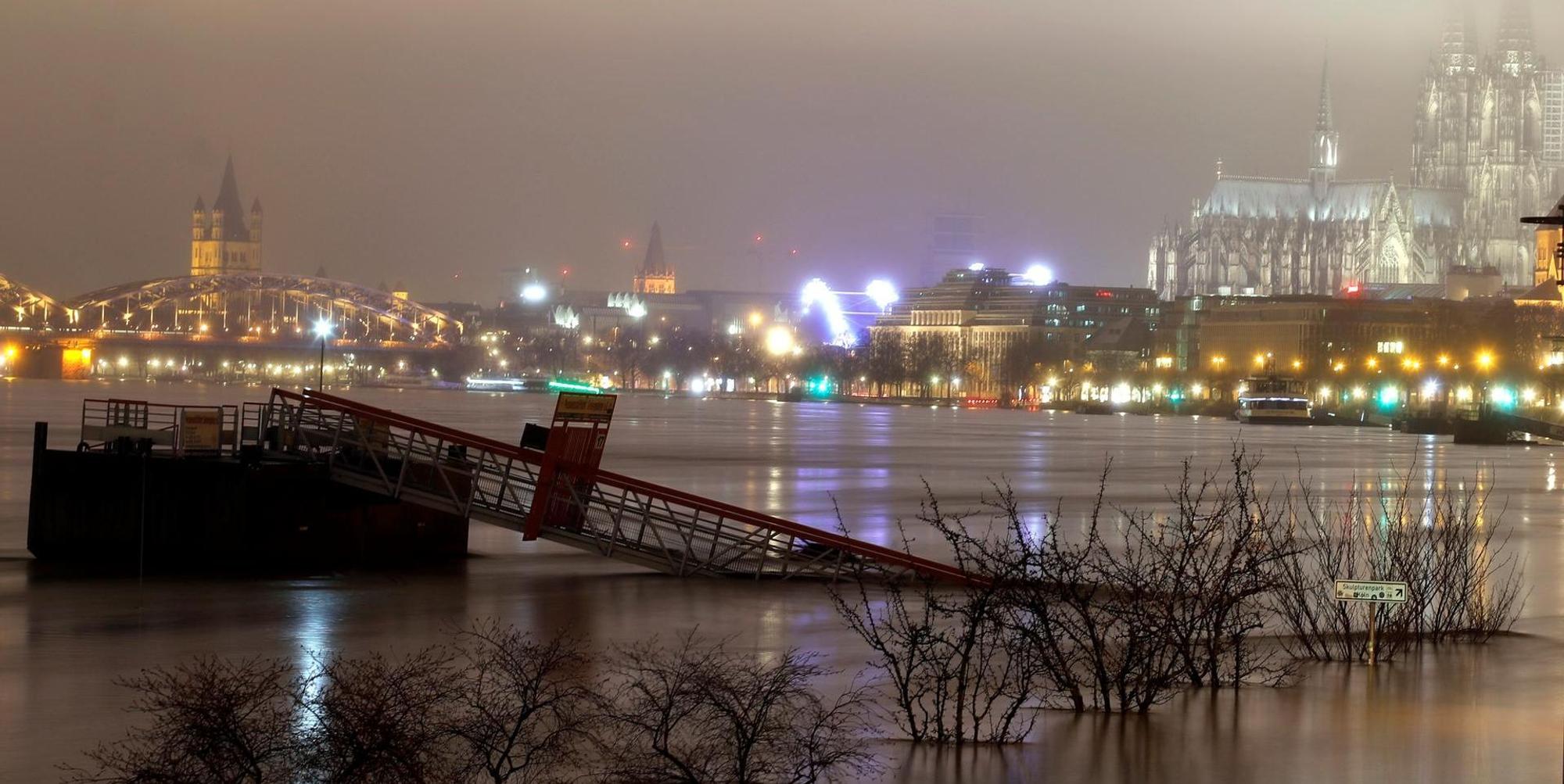 Hochwasser nachts Anleger KRASNIQI