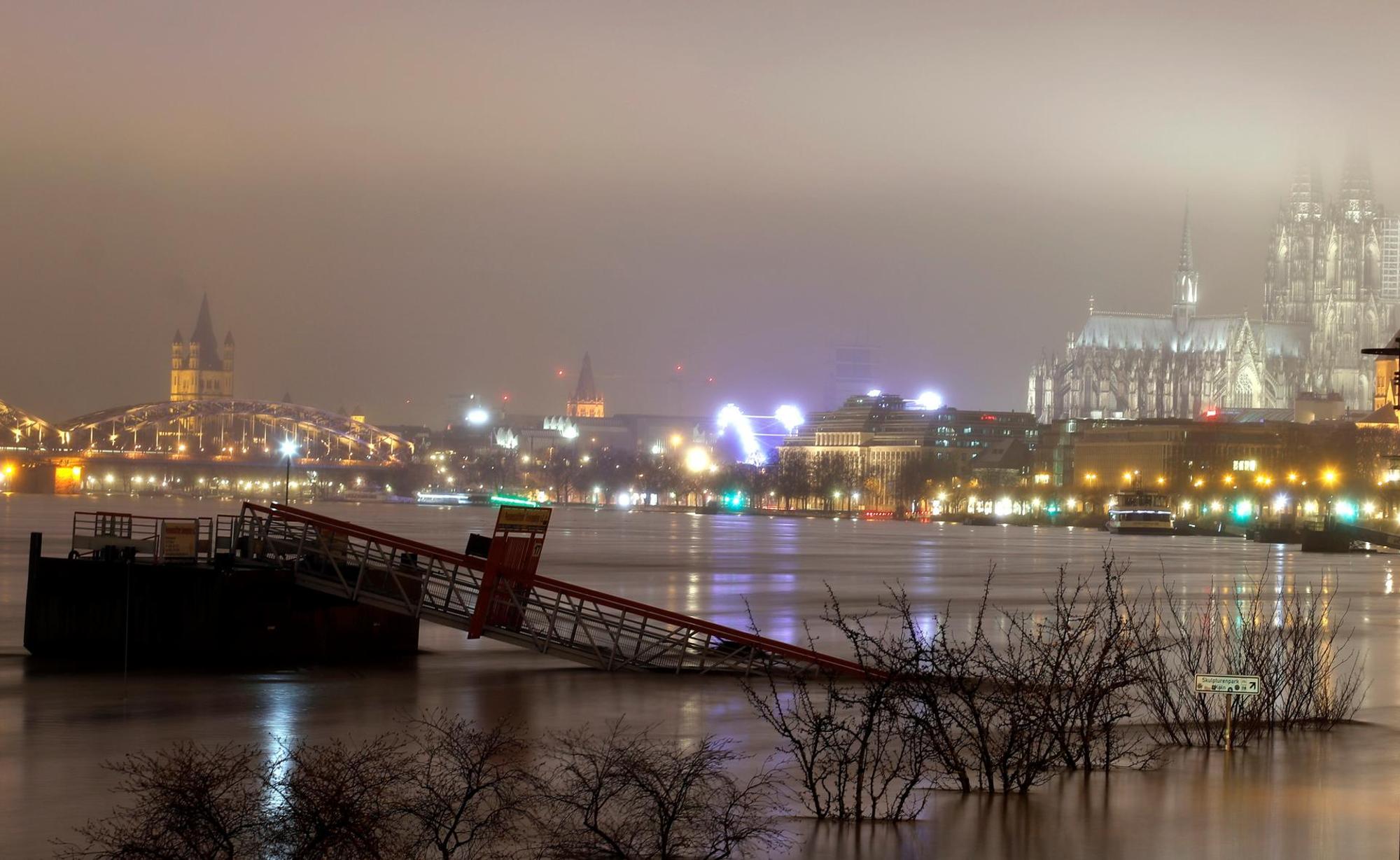 Hochwasser nachts Anleger KRASNIQI