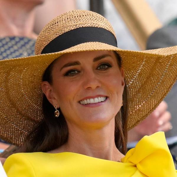 Kate Middleton lächelt in die Kamera.
