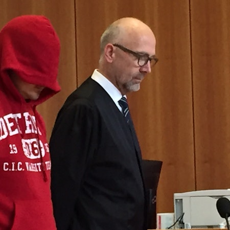 Der_Angeklagte_mit_seinem_Verteidiger_Stephan_Roessler_v