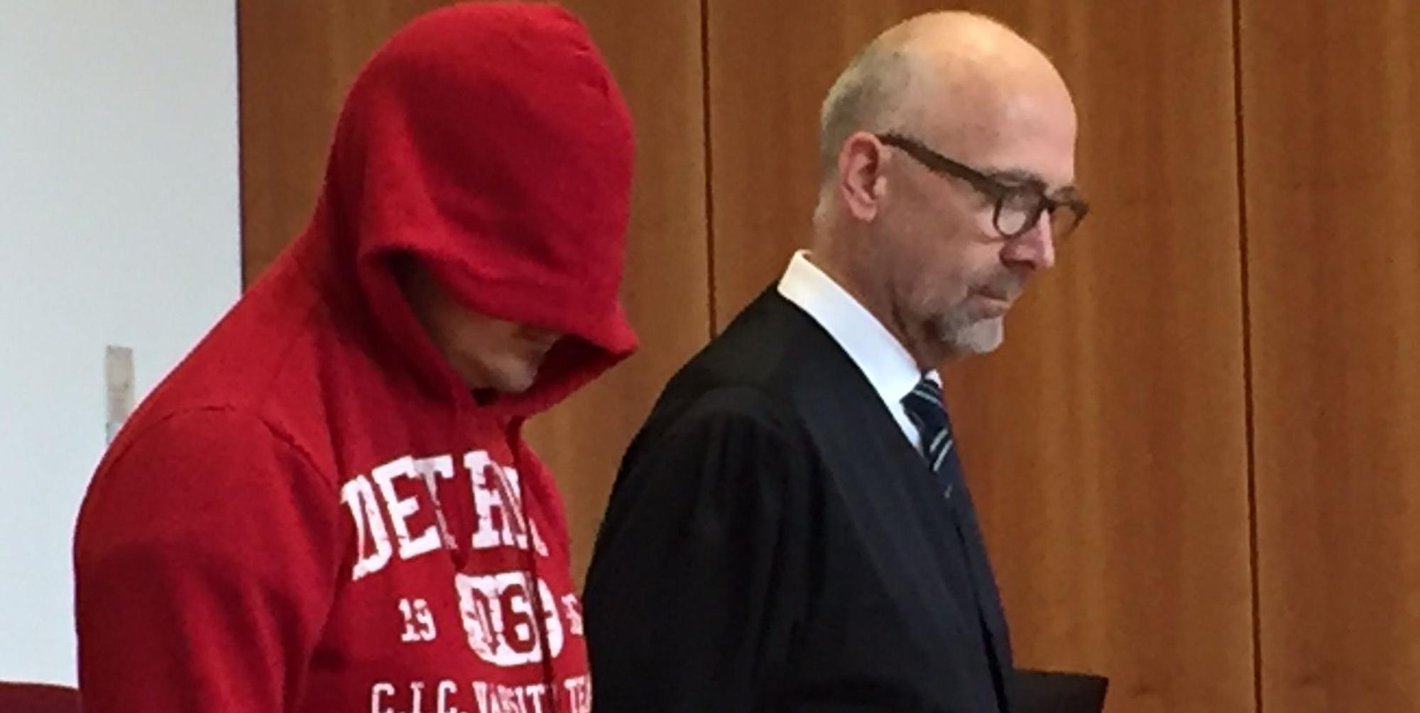 Der_Angeklagte_mit_seinem_Verteidiger_Stephan_Roessler_v