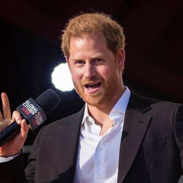 Prinz Harry auf der Bühne mit einem Mikro.