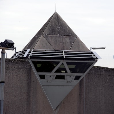 Außenmauer und Beobachtungskanzel der JVA in Köln-Ossendorf