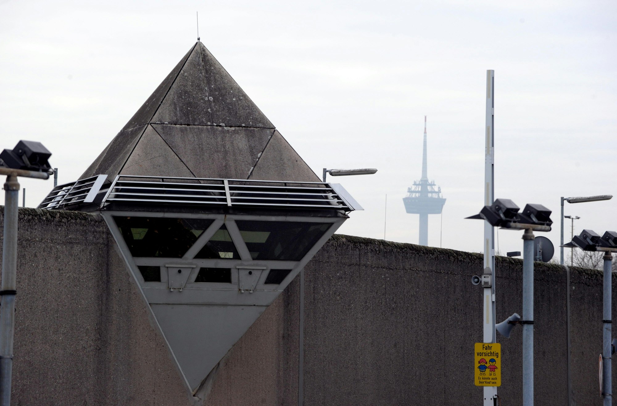 Außenmauer und Beobachtungskanzel der JVA in Köln-Ossendorf