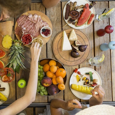 Ein_gedeckter_Tisch_mit_lauter_Köstlichkeiten