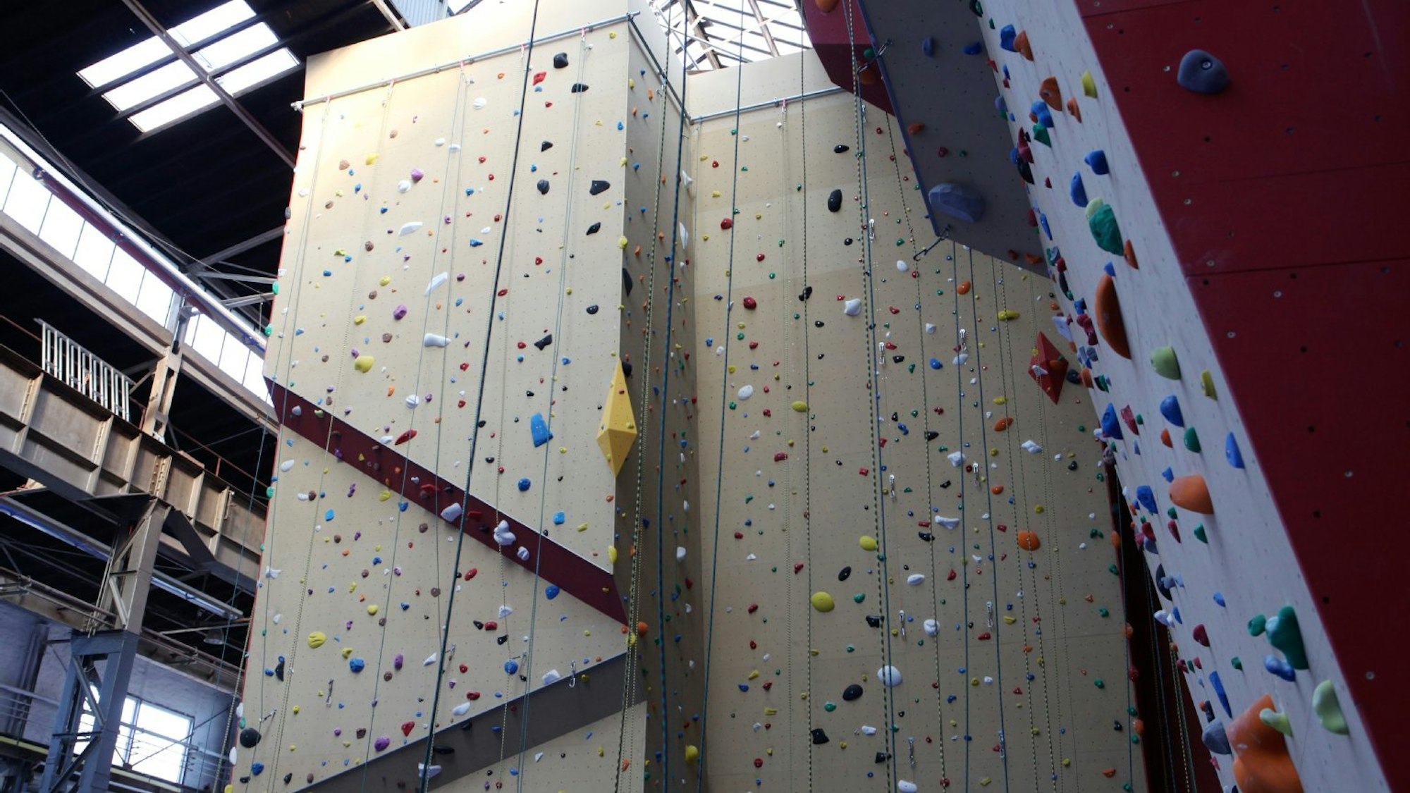 Kletterhalle Dellbrück mit Kletterwänden.