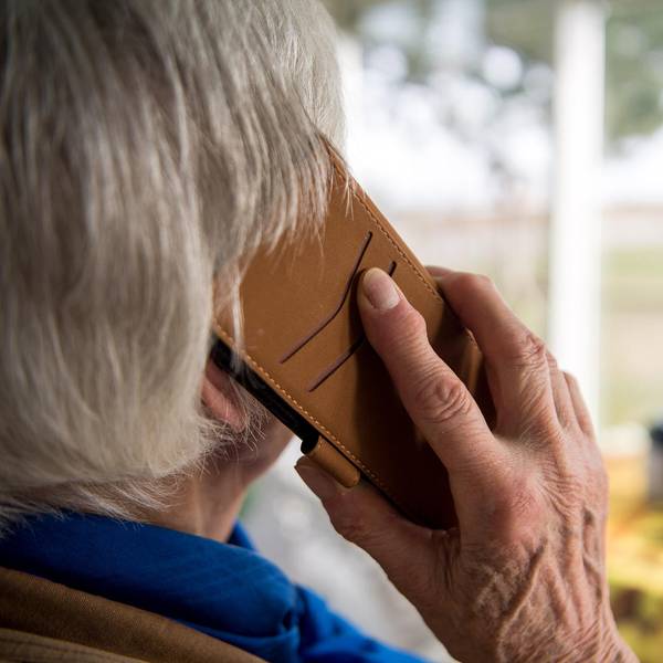 Rentnerin_am_Telefon