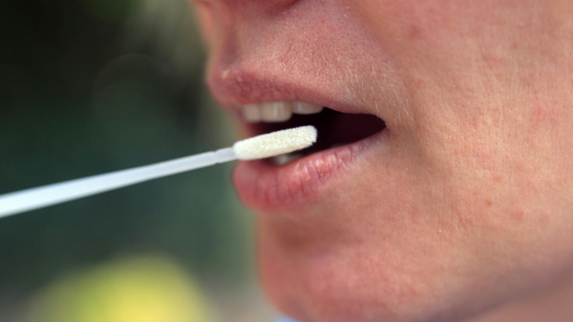 Das Foto zeigt eine Perso, bei der Abstrich genommen wird