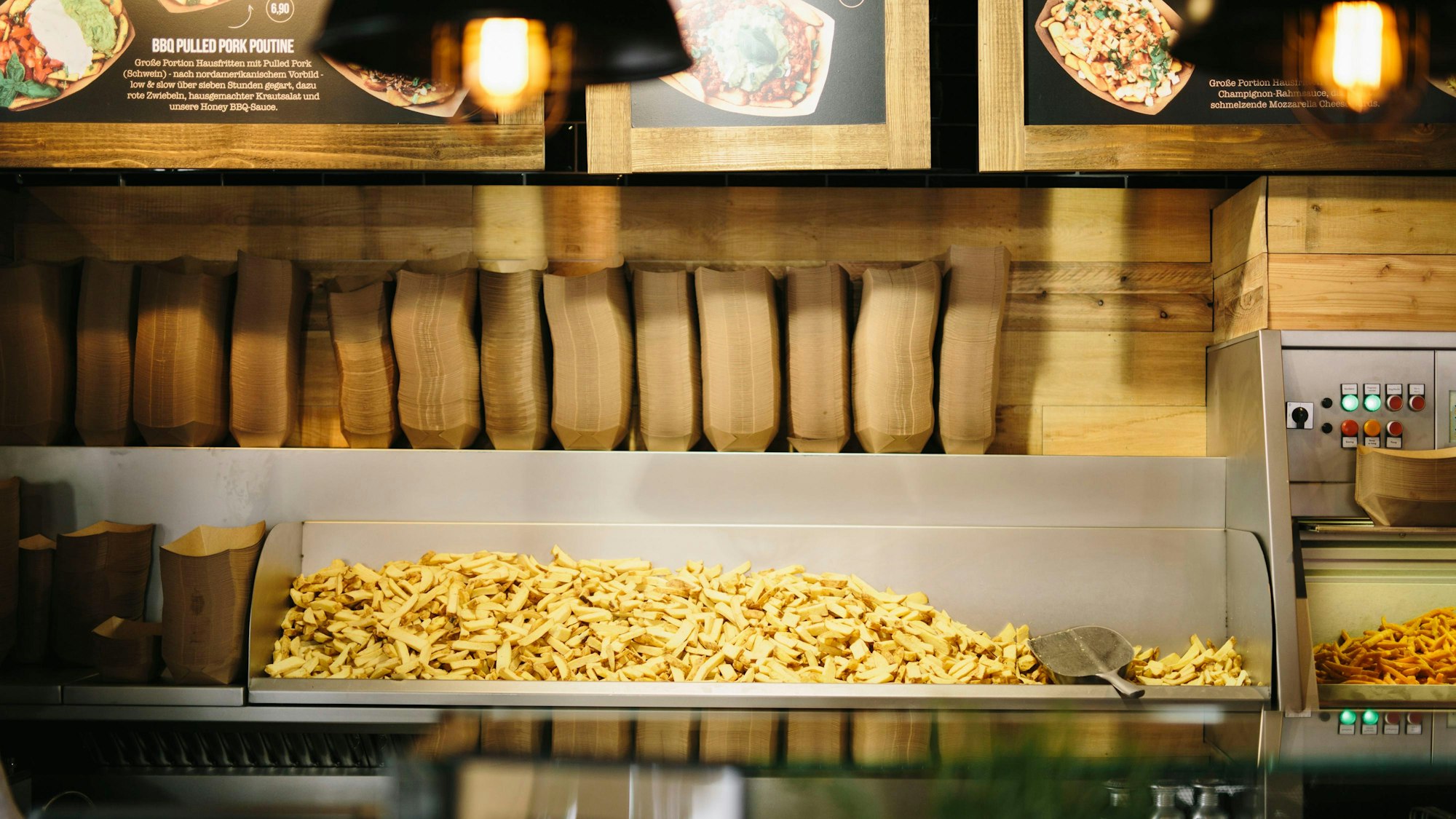 Zu sehen sind noch rohe Pommes im Frittenwerk.