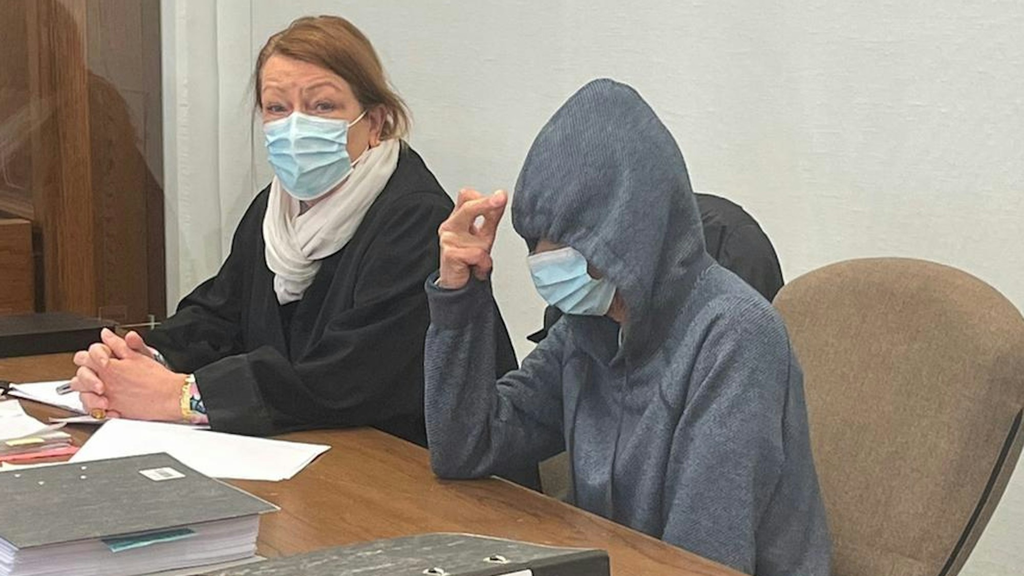 Die wegen Mordes verurteilte Angeklagte mit ihrer Verteidiger Ulrike Tasic im Landgericht Köln.