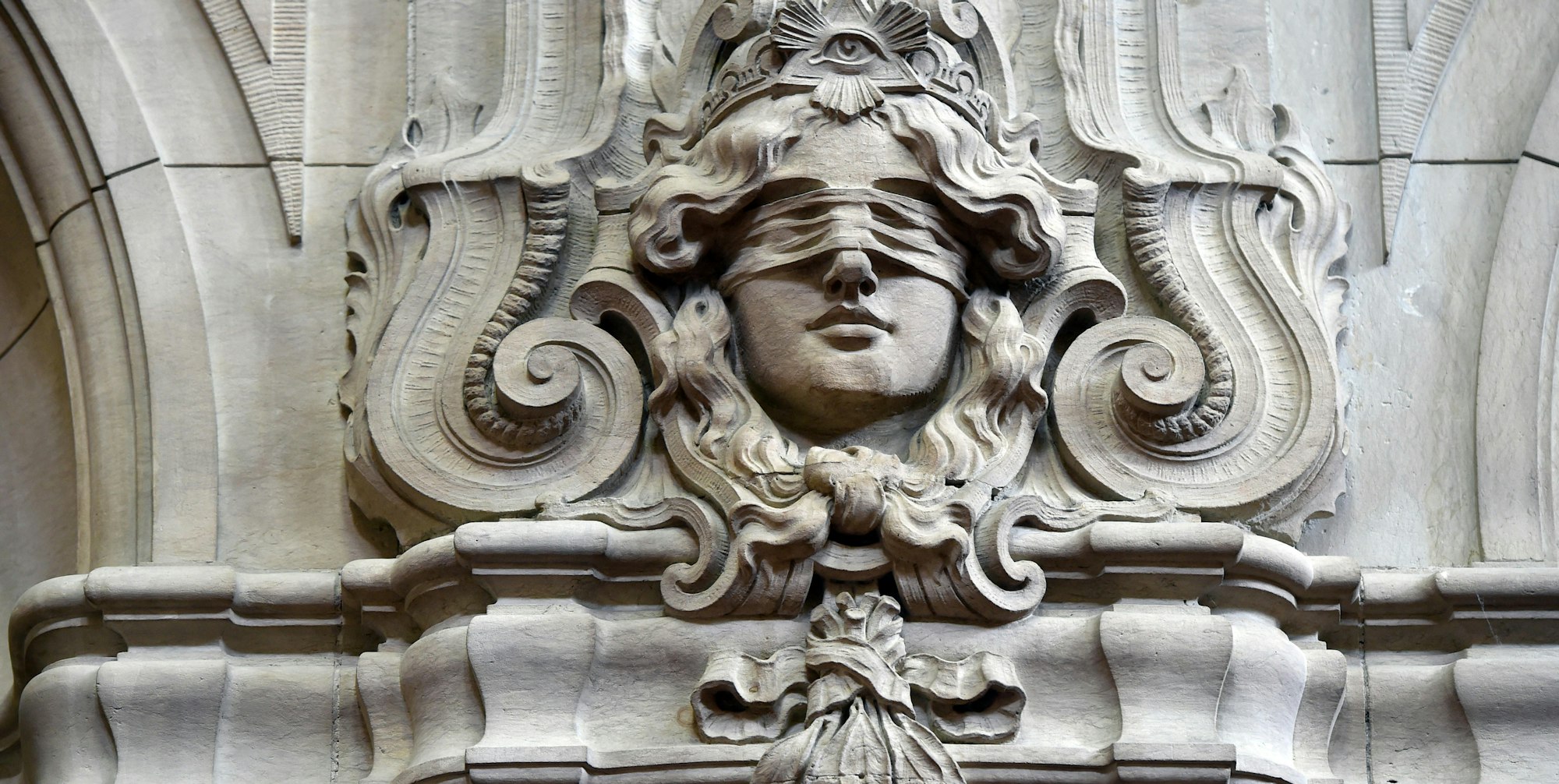 Justitia an einer Mauer