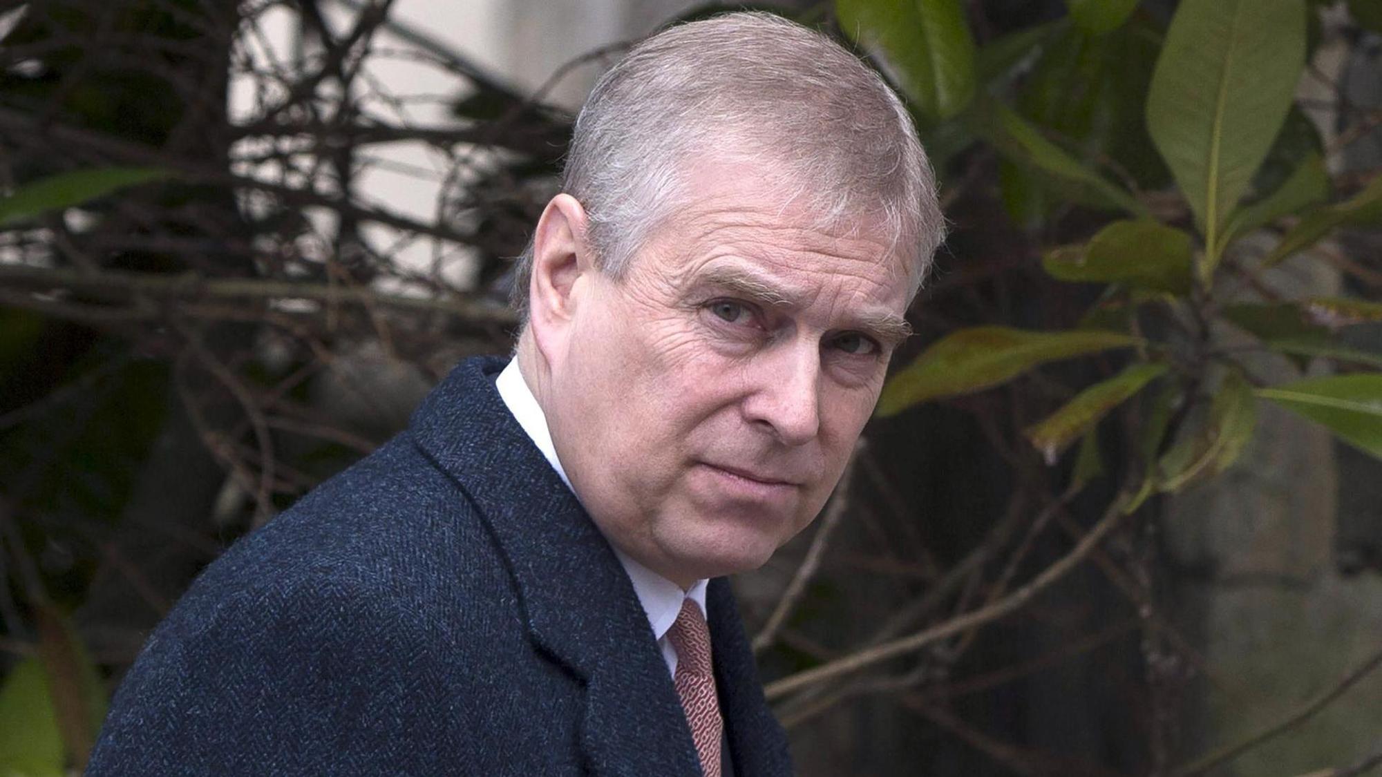 Prinz Andrew, Herzog von York, blickt ernst.