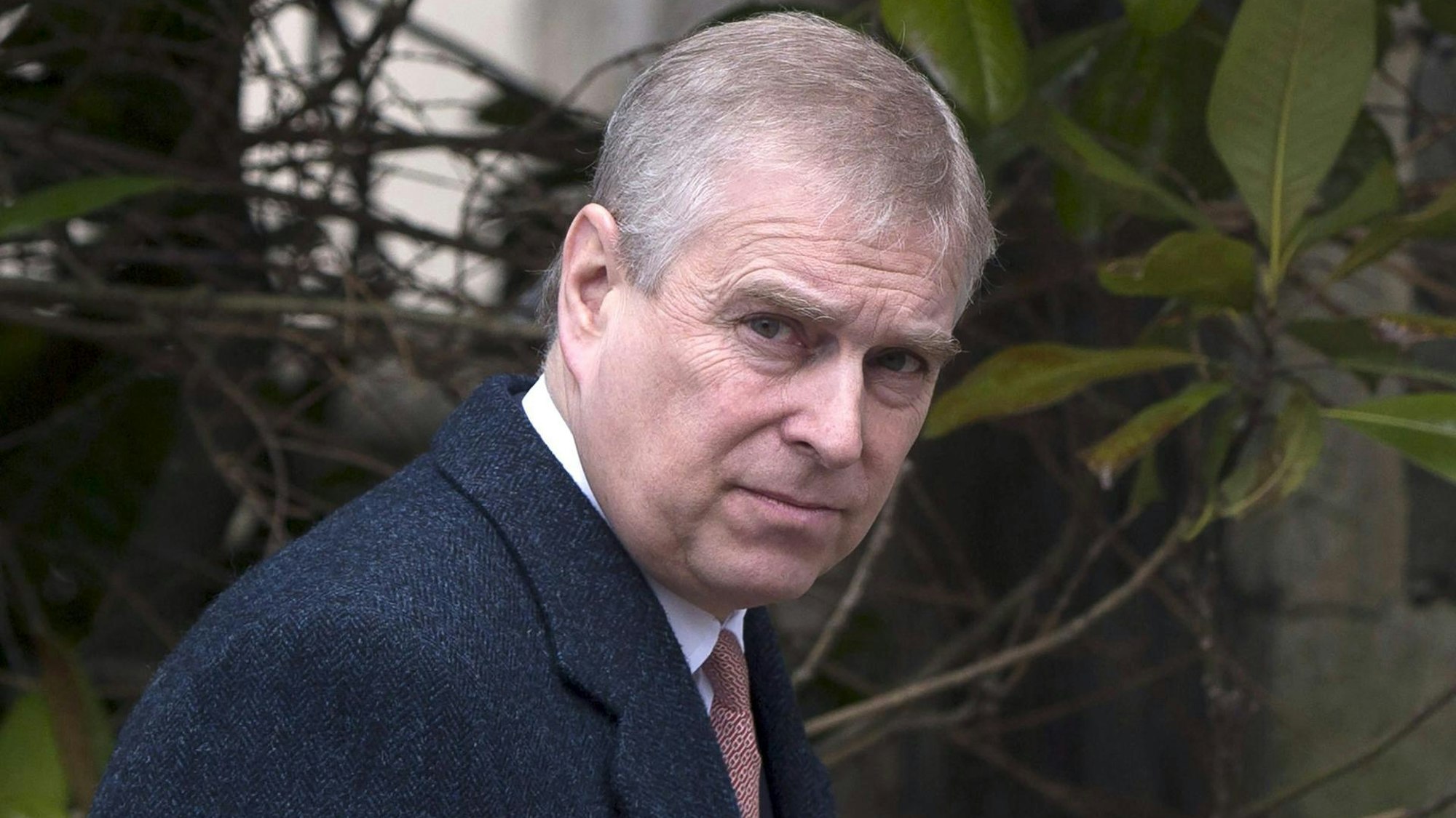 Prinz Andrew, Herzog von York, blickt ernst.