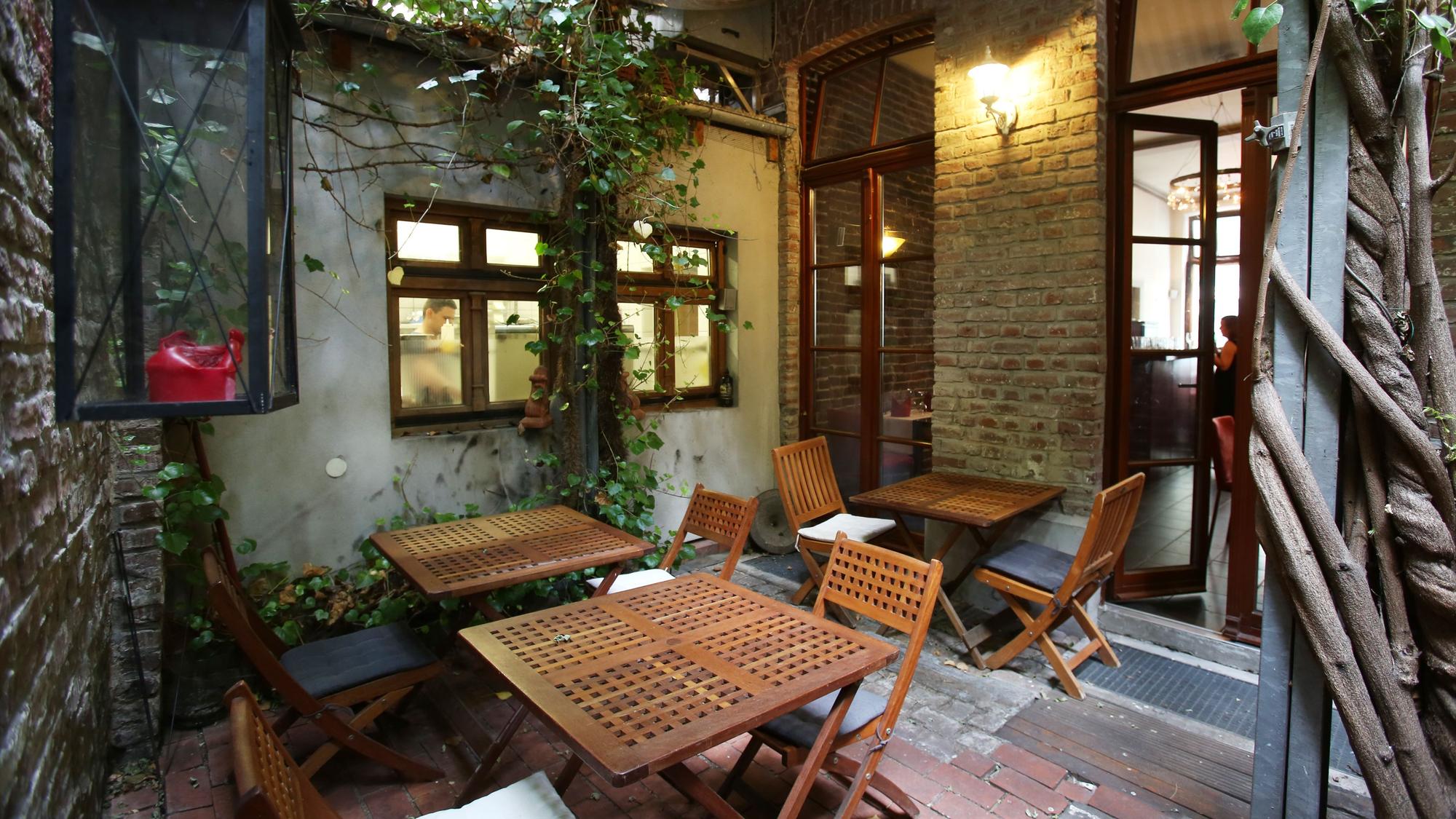 Der Hinterhof des Restaurants Limbourg mit wenigen Plätzen.