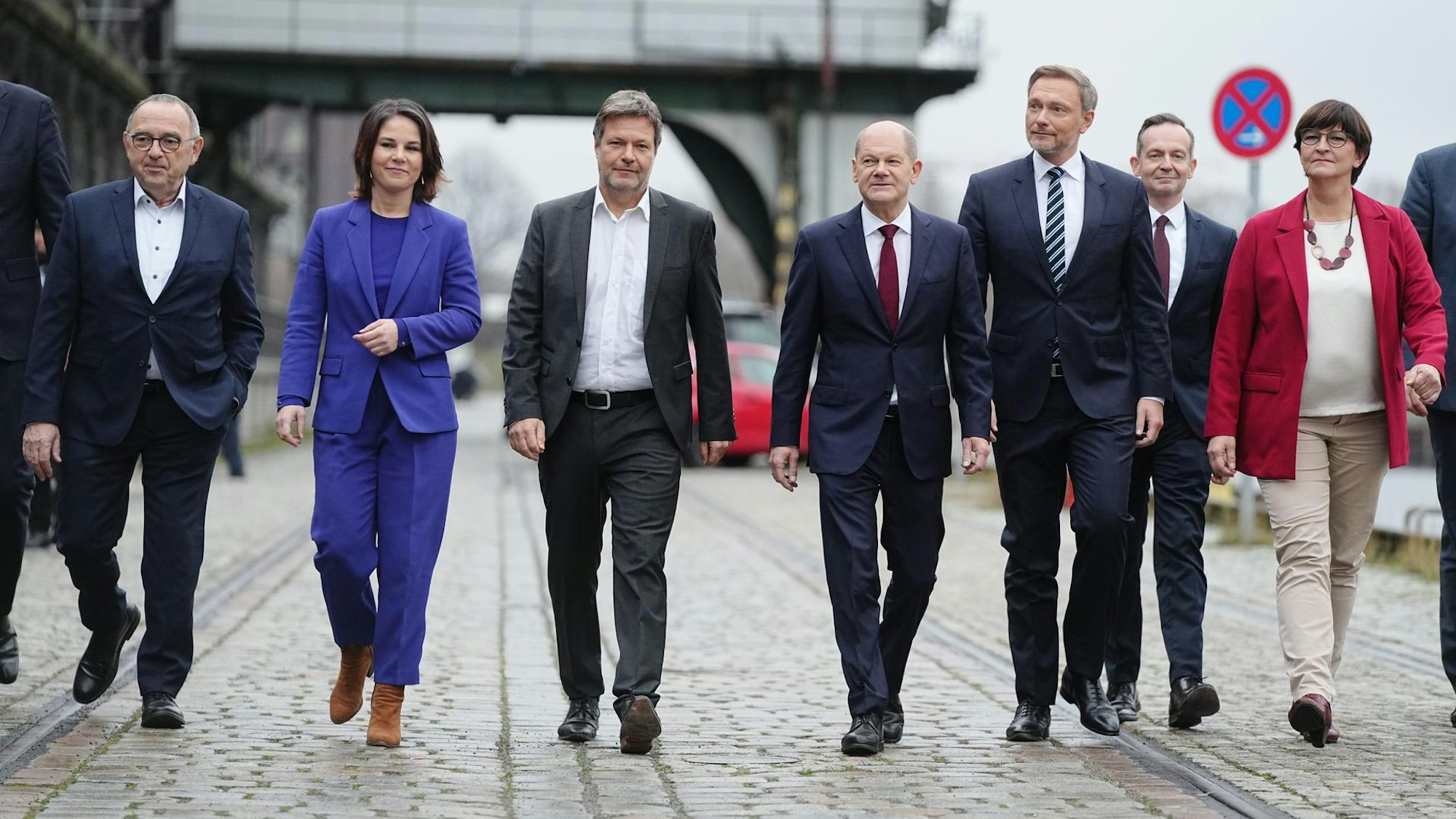 Die Ampel-Politiker gehen in einer Reihe.