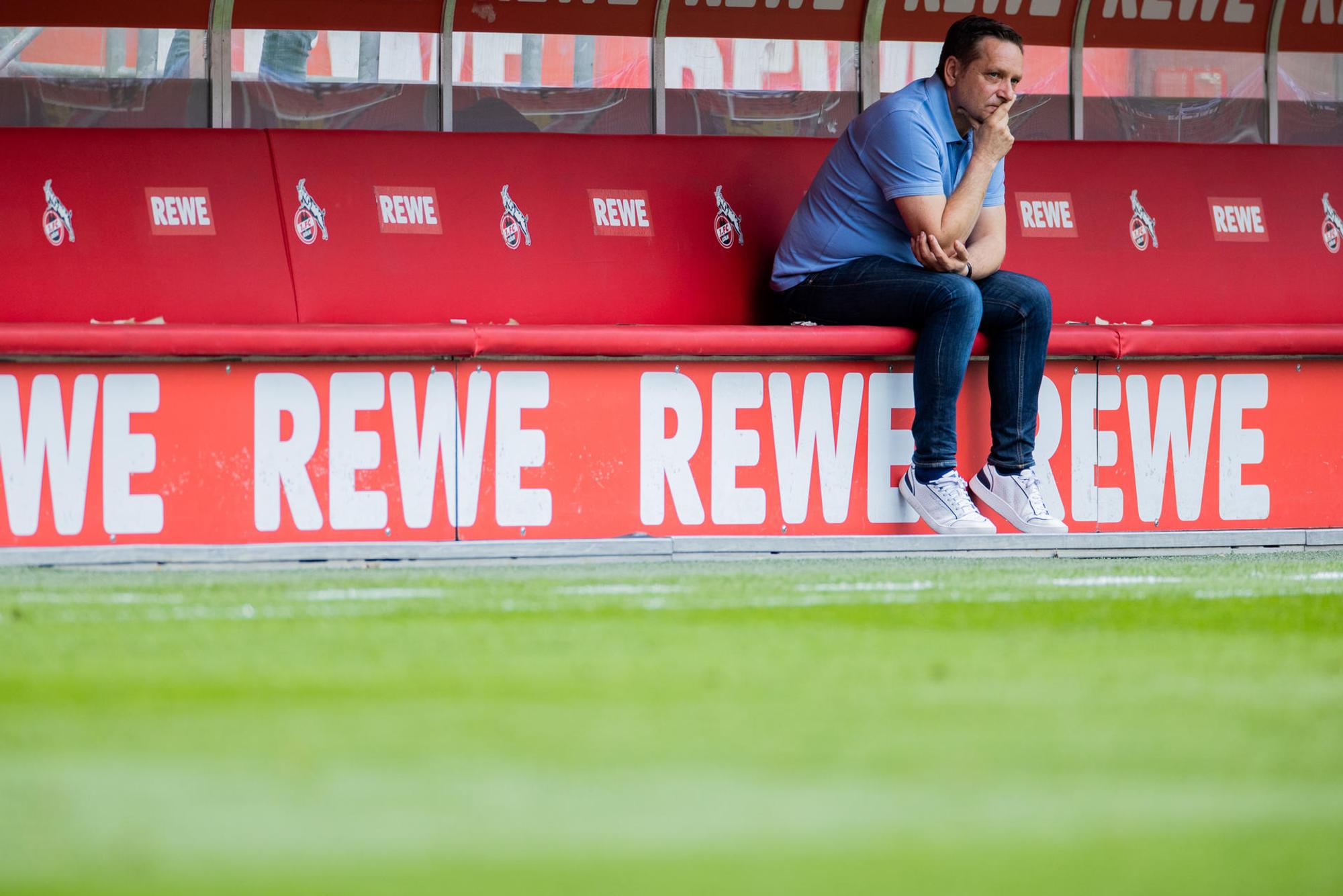 Horst Heldt alleine auf Bank