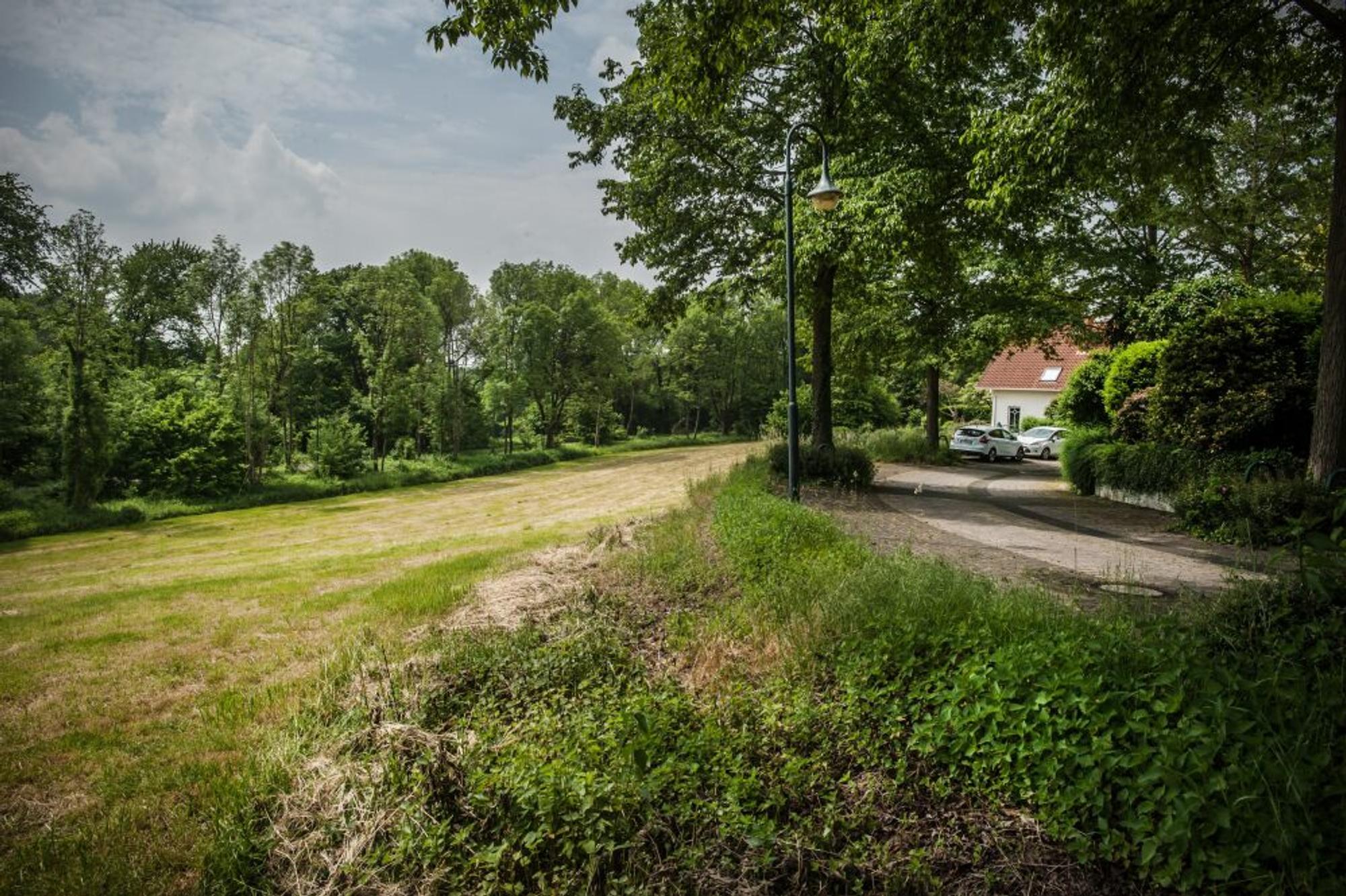 Die Landschaft am Köllerweg (rechts).