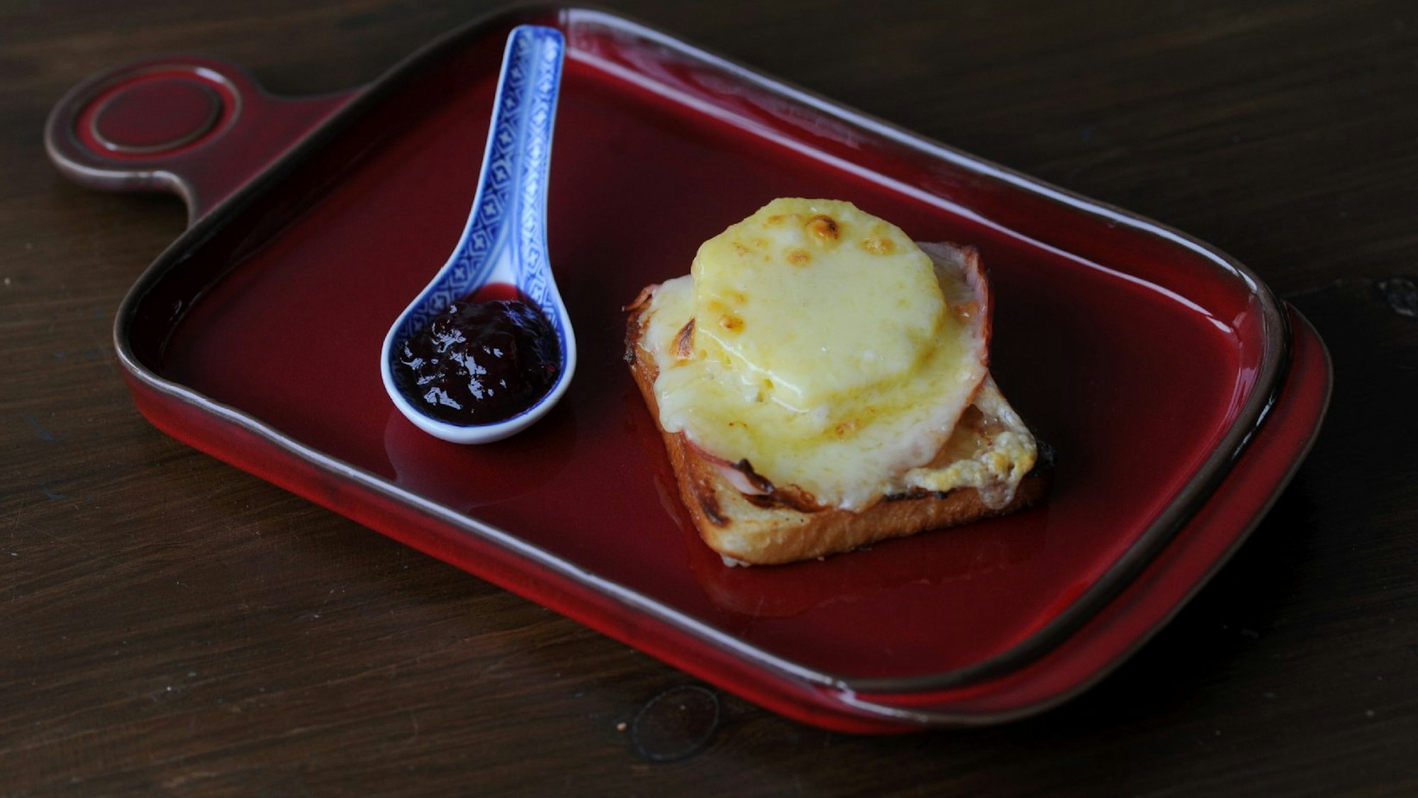 Toast Hawaii mit Preiselbeer-Vinaigrette