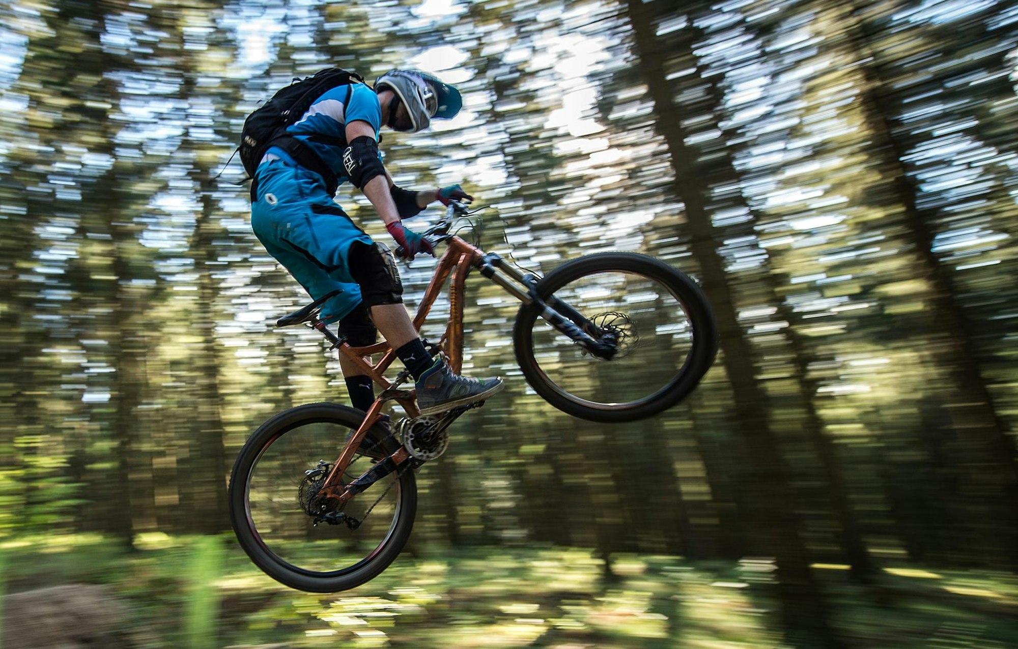 mountainbike symbol biker im sprung