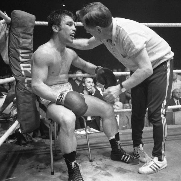 Der Kölner Boxer sitzt in seiner Ecke des Boxrings. Sein Trainer beugt sich zu ihm herab. Kurz zuvor hat Elze im Kampf um die Europameisterschaft aufgegeben.